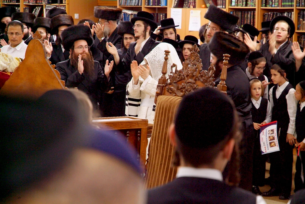 Hotoni at Beth Bechor in Briarwood Continues Bukharian Simchat Torah Tradition